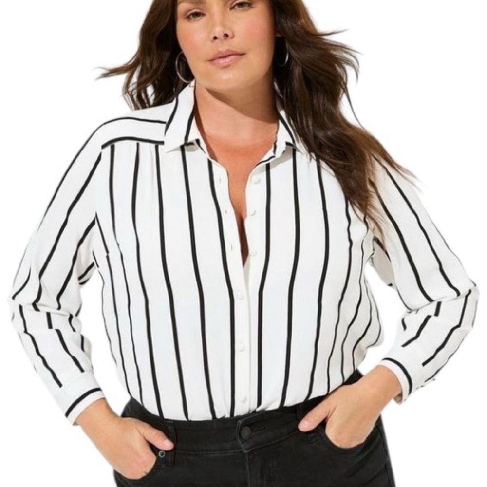 Torrid Black and White Button Down Shirt Relaxed Fit Size 2 (18/20)